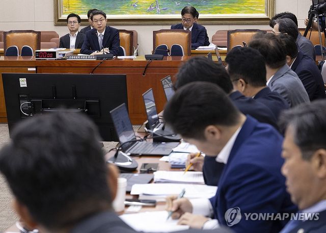 청문회에서 질의에 답하는 이억원 금융위원장 후보자