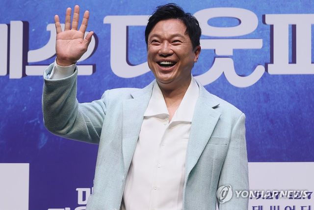 포즈 취하는 정성화