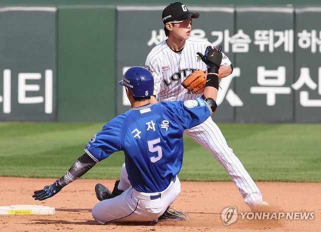 4, 5위를 달리는 롯데와 삼성의 경기 모습. 