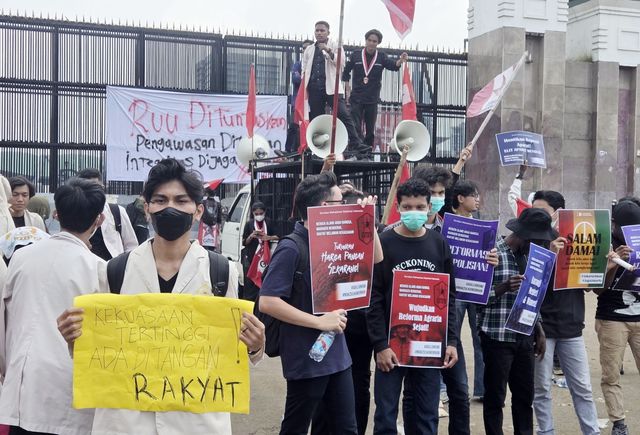 "최고 권력은 국민 손에 있다"