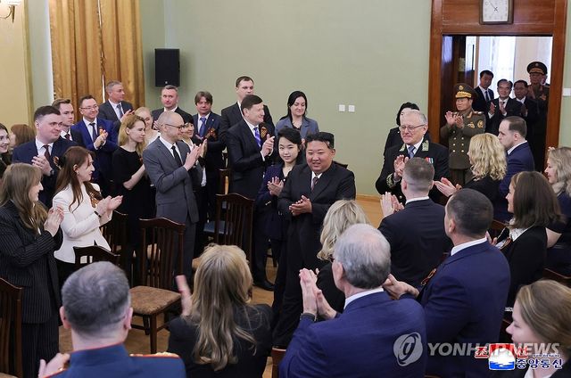 김정은, 딸 주애와 주북 러시아 대사관 방문