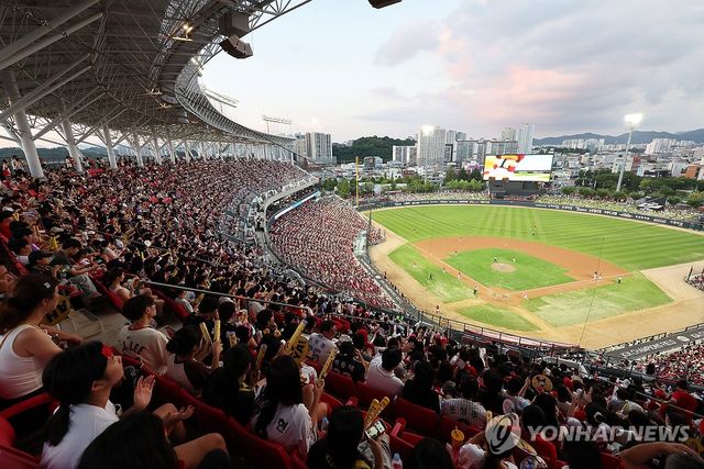 프로야구 경기를 관전하는 팬들의 모습. 
