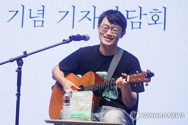 싱어송라이터 윤덕원 '열심히 대충 쓰는 사람' 출간