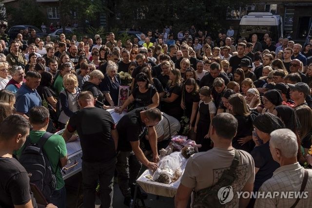 러시아의 미사일 공습으로 희생된 어린이의 장례식 치르는 우크라이나 국민들