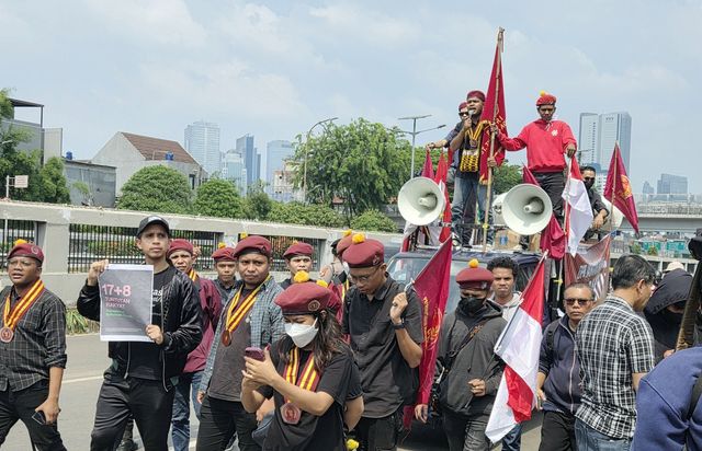 국회의사당으로 모이는 시위대들