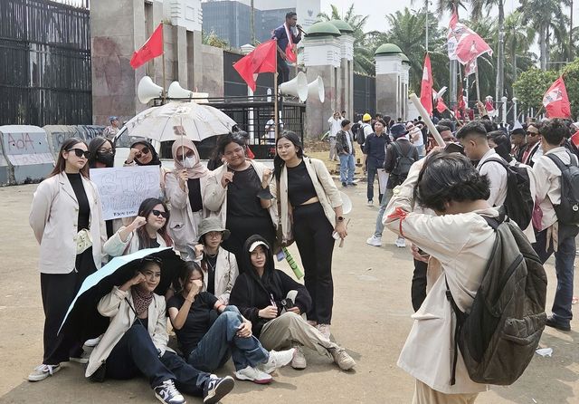 기념사진 찍는 집회 참가자들