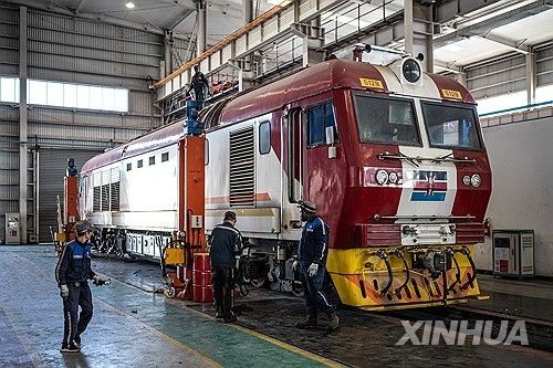 케냐에서 진행되는 '일대일로' 사업 관련 기관차.