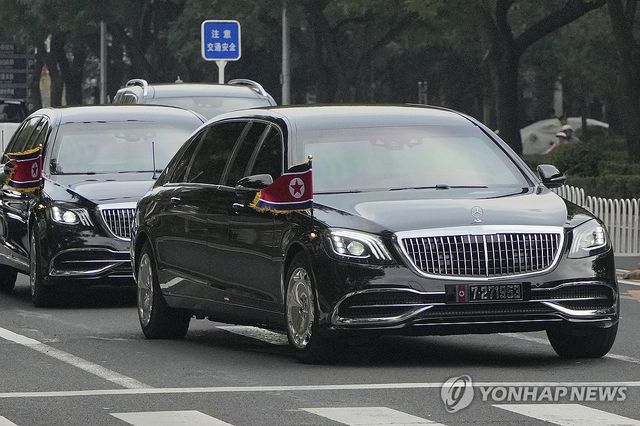 '김정은 방중' 북 인공기 단 차량 행렬