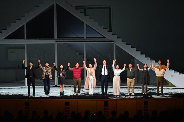 홍콩 관객들에게 인사하는 연극 '벚꽃동산' 출연진