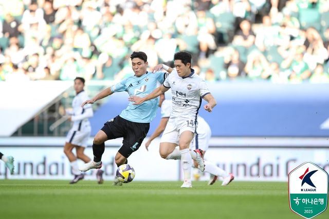 전북 박진섭(왼쪽)과 김천 이동경의 경합 장면.