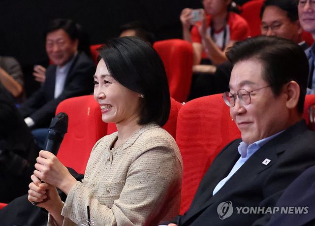 부산국제영화제에서 질문하는 김혜경 여사
