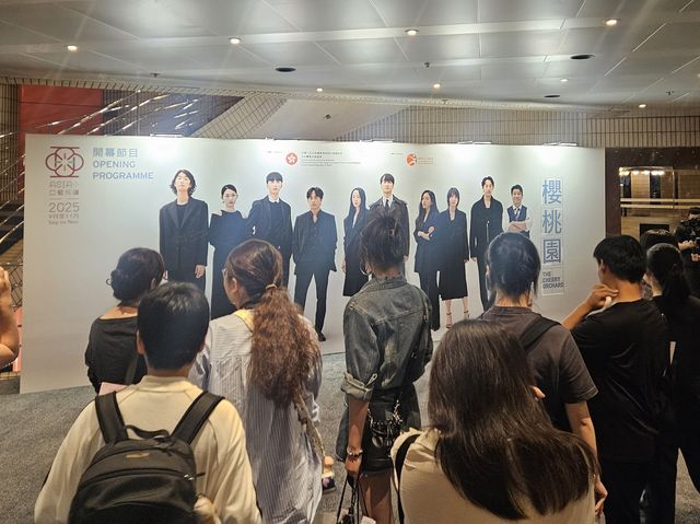 홍콩문화센터 로비 포토존에서 사진 촬영하는 관객들