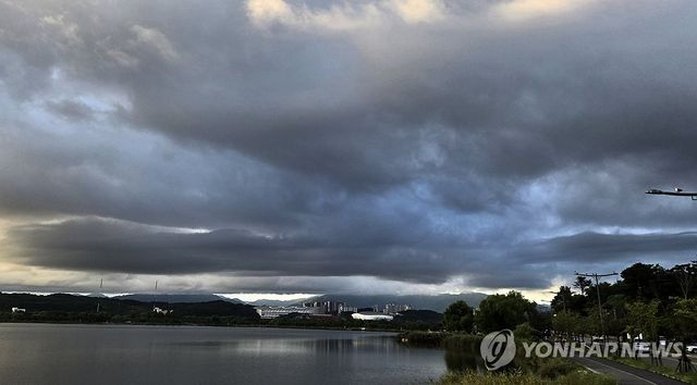강릉 하늘에 짙은 구름