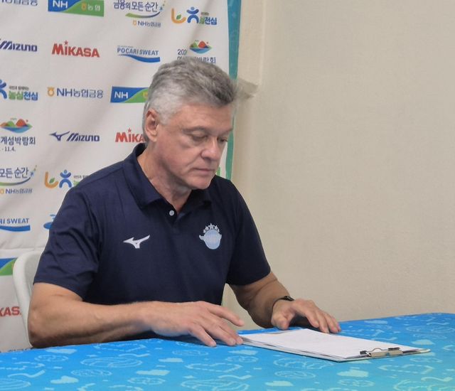 인터뷰하는 헤난 대한항공 감독