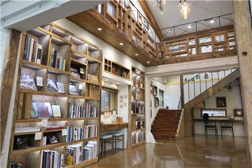 전주 서학예술마을도서관 1층 내부