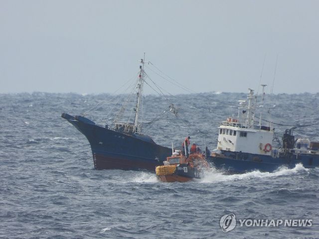 구조되는 부산 침몰 선박 승선원들