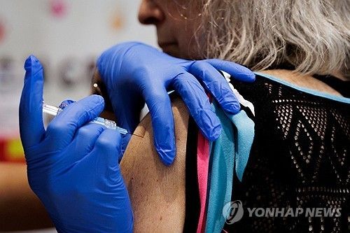 지난 4일 미국 펜실베이니아주에서 노인이 코로나19 백신을 접종하는 모습. 