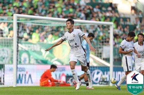 골 세리머니 하는 김찬 박상혁.