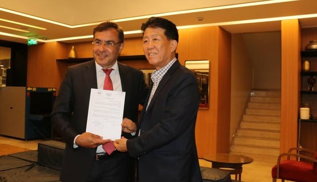 시리아 보건부로부터 감사서한 받는 전상호(오른쪽) 이사