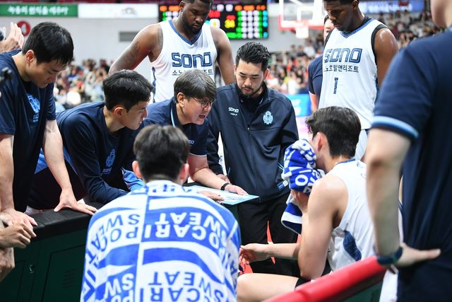 작전 지시하는 손창환 감독