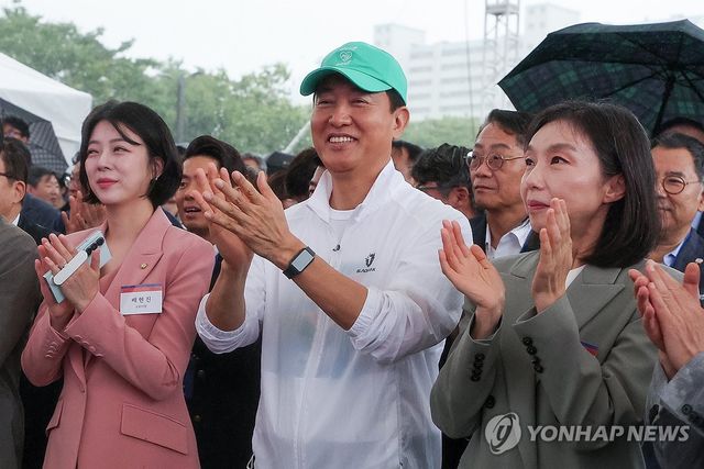 한강버스 취항식서 박수치는 오세훈 시장