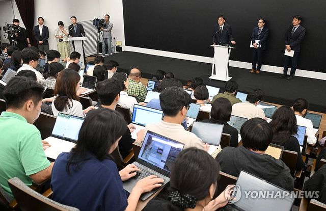 질의응답 하는 KT 주요 경영진들