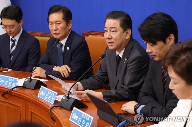 최고위원회의에서 발언하는 김병기 원내대표