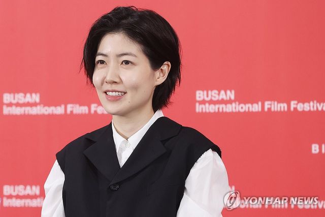 기자회견하는 심은경