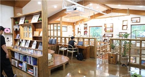 전주 서학예술마을도서관 2층 내부