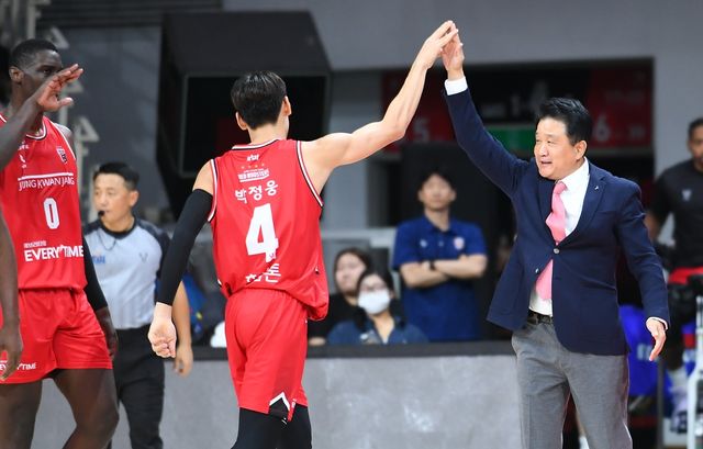 박정웅과 하이파이브하는 정관장의 유도훈 감독