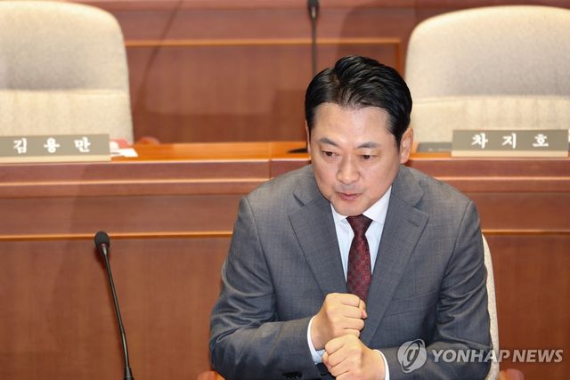 의원총회 입장한 국민의힘 장동혁 대표