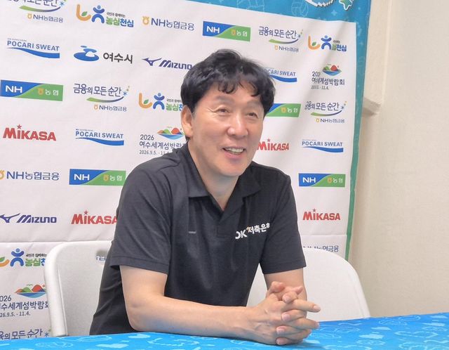 인터뷰하는 신영철 감독