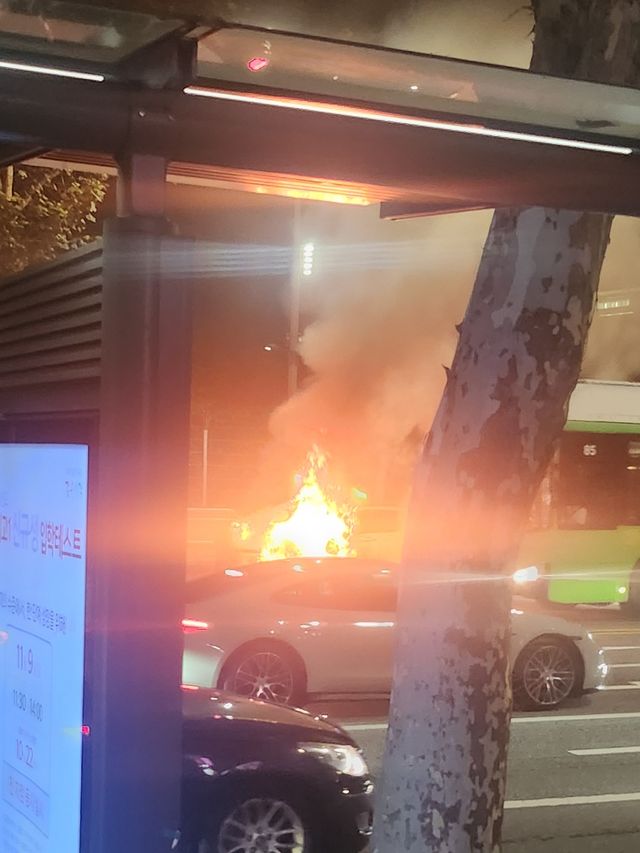 서울 강남구 대치동 은마아파트입구 사거리에서 발생한 차량 화재.