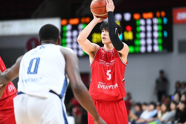 정관장 변준형의 3점 슛