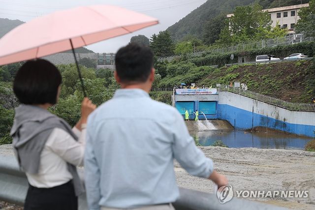 도암댐 비상 방류 지켜보는 시민들