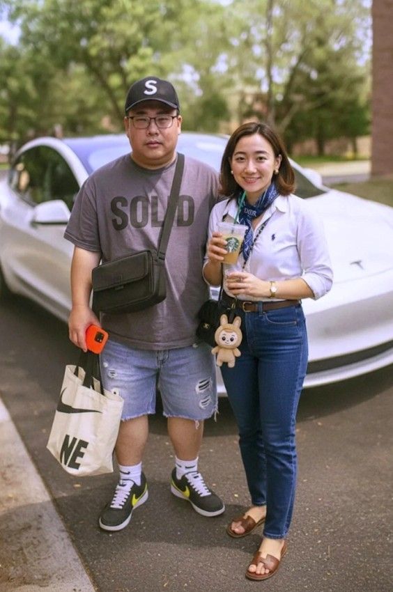 '영포티' 남녀의 전형적인 패션을 표현한 그림을 인공지능(AI)으로 사진화 한 것이다. 사회관계망(SNS)에서는 "지난 주말 아울렛에서 본 사람들 같다"는 반응이 줄을 잇고 있다. [인터넷 커뮤니티 갈무리. 재판매 및 DB 금지]