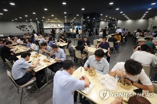 구내식당에서 점심 먹는 직장인들 
