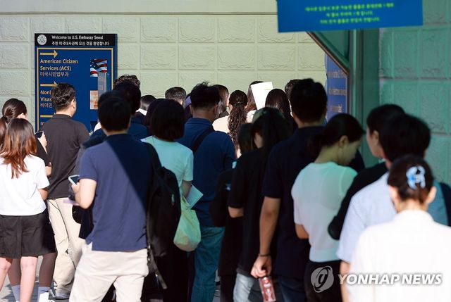 미국 비자 발급받으려는 시민들
