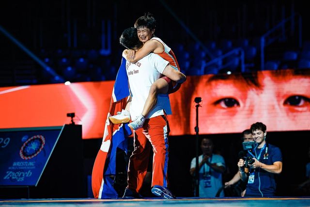 금메달 딴 뒤 기뻐하는 북한 여자 레슬링 원명경(가운데)