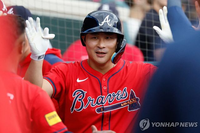 시즌 5호 홈런을 때리고 동료 축하를 받는 김하성