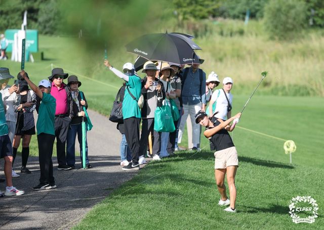 팬들이 지켜보는 가운데 경기 펼치는 리디아 고