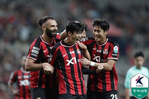 시즌 첫 공격 포인트 작성하고 축하받는 이승모