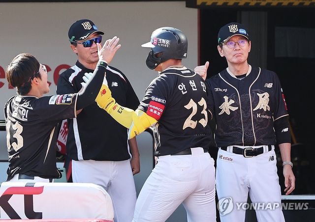 축하받는 안현민