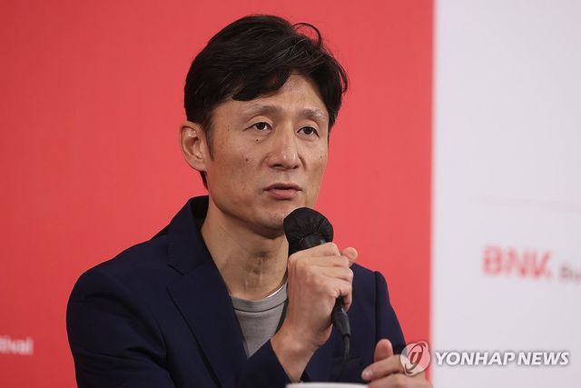 질문에 답하는 이상일 감독