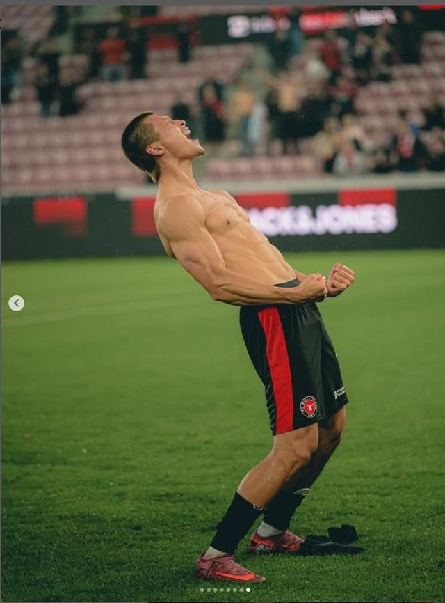 승리 후 홈팬 앞에서 세리머니 하는 조규성'