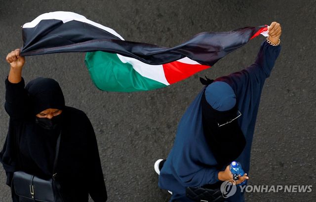 팔레스타인 국기 든 이집트 여성들