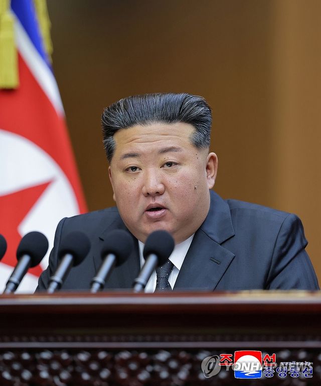 최고인민회의서 연설하는 김정은