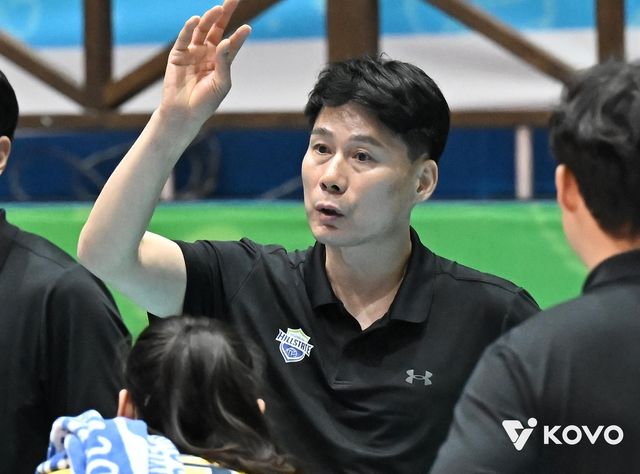 선수들에게 지시하는 강성형 현대건설 감독