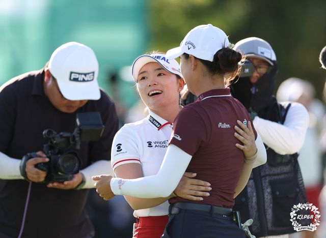 연장전 마치고 이민지와 포옹하는 이다연