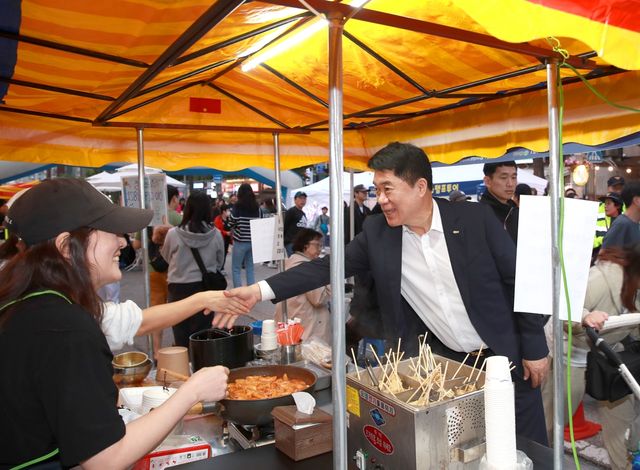 지난해 낙낙별길 축제에서 참여 주민들과 인사 나누는 박준희 관악구청장